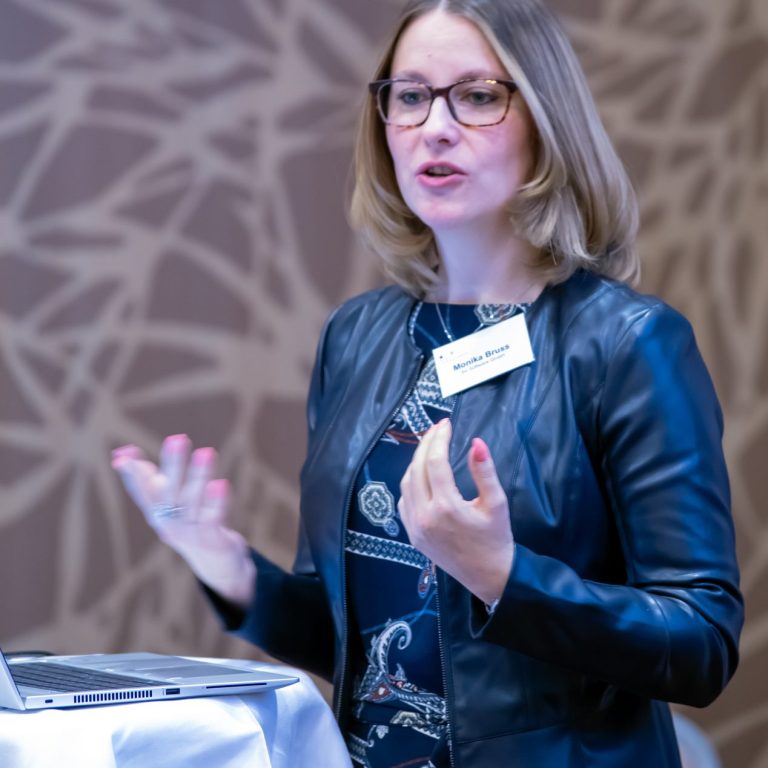 Monika Bruss bei einem Vortrag 